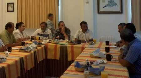 Realiza-Darío-Pacheco-mesa-de-diálogo-con-integrantes-de-PROMHOTUR-A.C