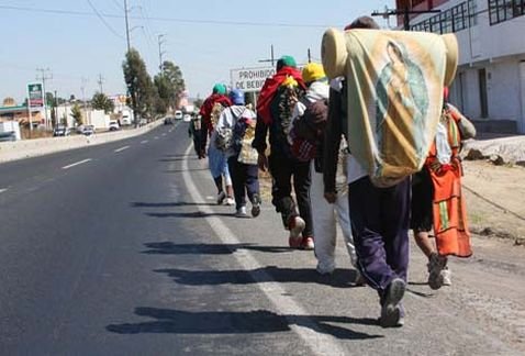 Regresan miles de peregrinos cargados de fe