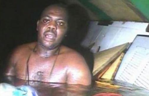Sobrevive tres días dentro de su barco en el fondo del mar