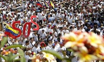 PROTESTAN EN VENEZUELA; ESPERAN PRESENTACIÓN DE LÓPEZ ANTE TRIBUNAL