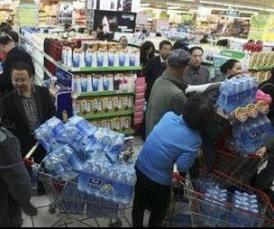 Ciudadanos chinos agotan el agua embotellada por miedo a la contaminación