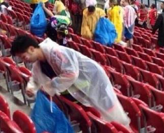 Insólito Hinchas japoneses limpiaron el estadio tras perder ante Costa de Marfil