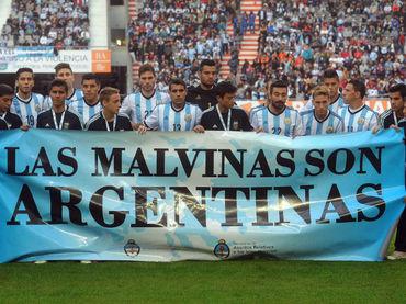 La Selección argentina posa con pancarta de Malvinas