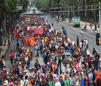 MAESTROS MARCHAN SOBRE LA MÉXICO-TOLUCA; VAN AL ZÓCALO