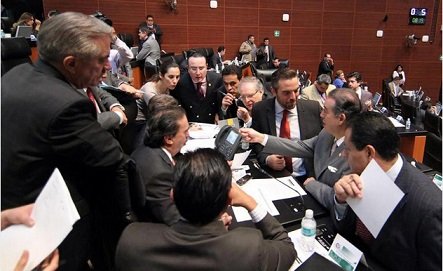 Pemex y CFE ya no son paraestatales