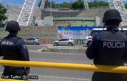 Vandaliza CNTE auditorio de la Guelaguetza