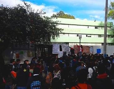 Estudiantes toman instalaciones de preparatoria en el DF