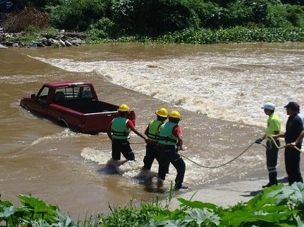 Intento cruzar el rio pero quedó varado
