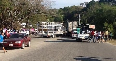 seccion 22 se apodera de la carretera