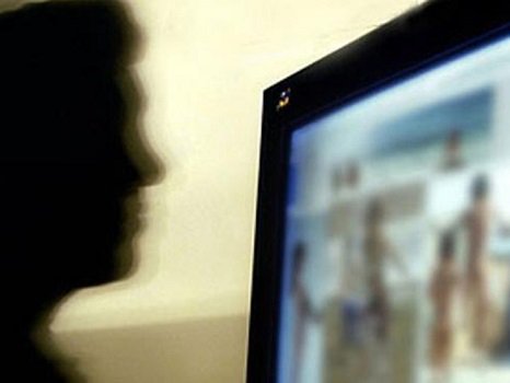 Funcionario tenía en su computadora 74 mil fotos de pornografía infantil