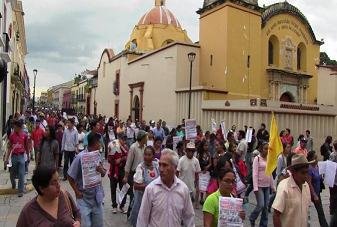 La indignación de la gente colma las calles de Oaxaca por desaparecidos de Iguala