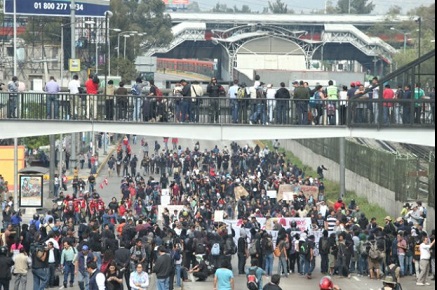 Cobertura al minuto Chocan policías y manifestantes cerca del aeropuerto