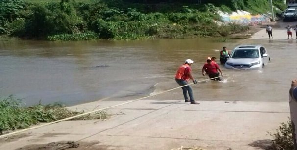Imprudente conductor le quiso ganar al rio
