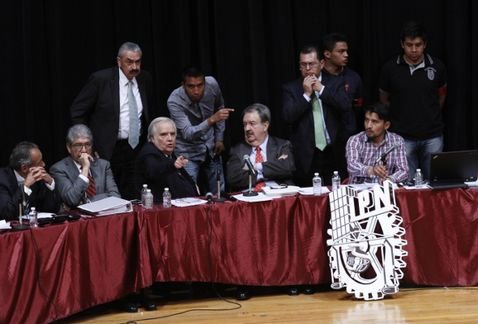 No trabaremos el diálogo por falta de director