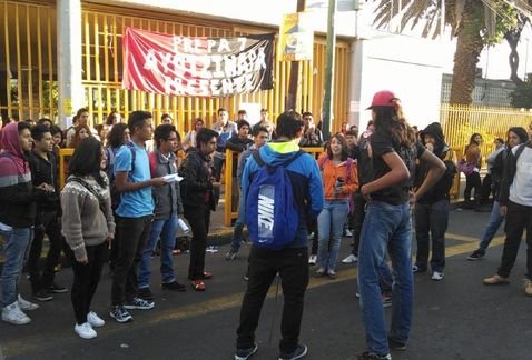Paran 76 escuelas del país por normalistas