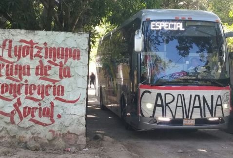 Va caravana de normalistas al norte del país