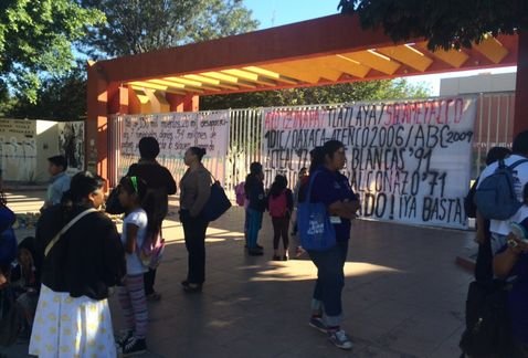 Bloquean aeropuerto y comercios en Oaxaca