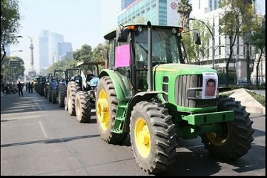 Marcha con 43 tractores por normalistas cambia de ruta; va a Gobernación