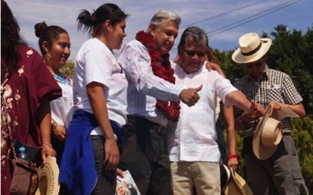Amarga visita de López Obrador a Teotitlán; militancia abuchea a su candidata