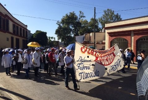 Médicos y enfermeras marchan en Oaxaca