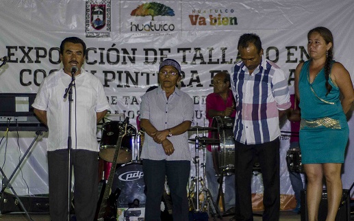 Expone Bajos de Coyula productos de tallado en coco y pintura en tela