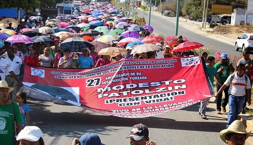 Marchan maestros de la Sección 22 en Pinotepa.