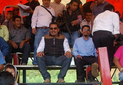 ARMADO HASTA LOS DIENTES, CANDIDATO A DIPUTADO FEDERAL DEL PRI EN OAXACA