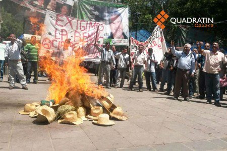 Con quema de sombreros piden destitución de edil de San Miguel Chicahua