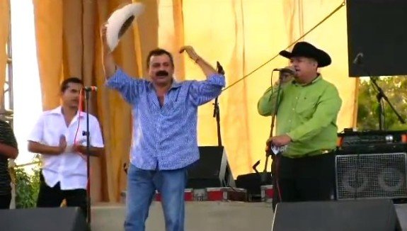 El alcalde que “robó poquito” levanta el vestido de una joven durante su fiesta de cumpleaños