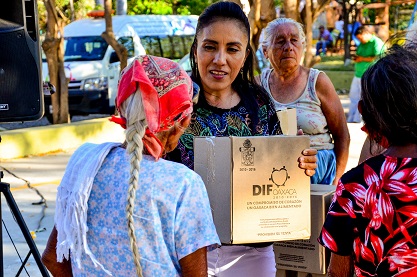 Entrega DIF Municipal despensas y bastones a adultos mayores de la Agencia de Santa Cruz Huatulco