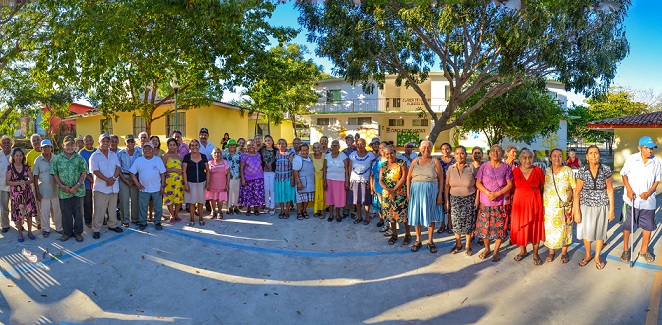 Entrega DIF Municipal despensas y bastones a adultos mayores de la Agencia de Santa Cruz Huatulco1