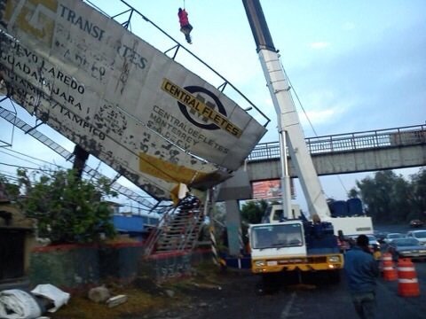 Tremenda tromba en el DF desquició tránsito y derribó arboles