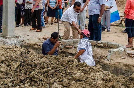 realiza obras en Arroyo LimOn, Todos Santos y Las Pozas