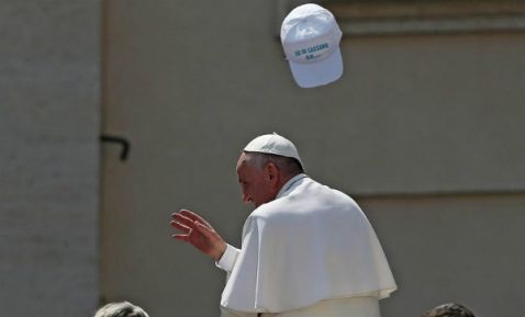 Papa critica “teoría del género” que reconoce a homosexuales