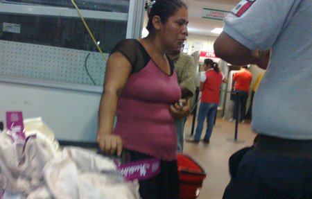 señora-roba-en-soriana-Huatulco