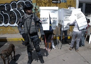 A member of the Mexican Federal police stands guard during the legis
