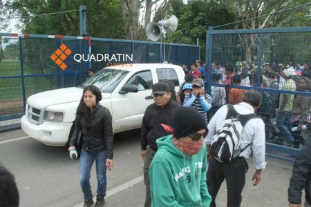 Irrumpen maestros en el aeropuerto internacional de Oaxaca