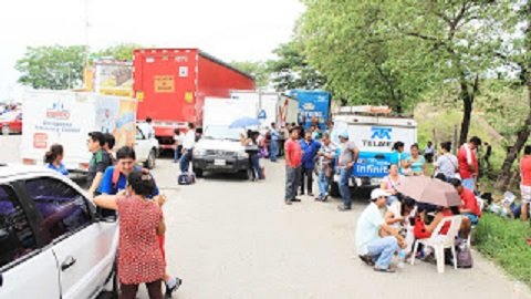 Maestros retienen unidades de empresas transnacionales en Pinotepa