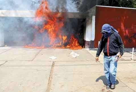 Union-Trabajadores-Educacion-incendiaron-distritales_MILIMA20150630_0018_11