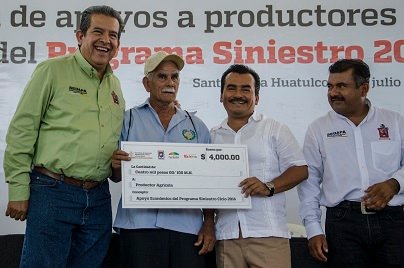 Darío Pacheco y Jorge Carrasco entregan apoyos a los productores agrícolas del Programa Siniestro 2014
