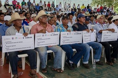 Darío Pacheco y Jorge Carrasco entregan apoyos a los productores agrícolas del Programa Siniestro 20143