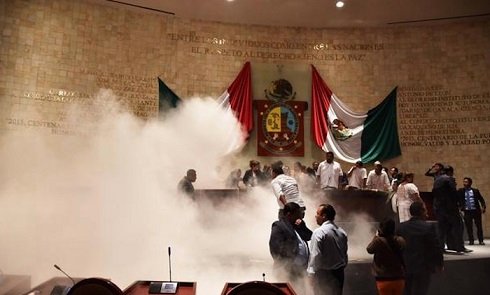 Diputados del PRI, PAN y PRD de Oaxaca arman zafarrancho en el Congreso