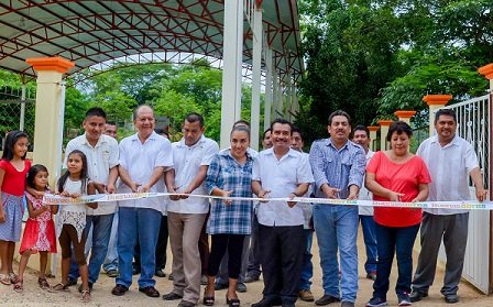 Entrega Darío Pacheco techado en la comunidad de Arroyo Limón
