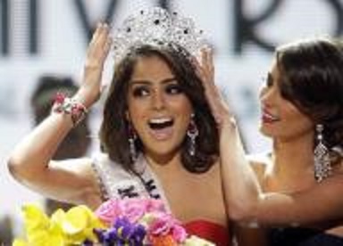 La Miss México Jimena Navarrete mientras es coronada Miss Universo en 2010 por Stephanie Fernandez, Miss Universo 2009 de Venezuela, en el Mandalay Bay Events Center de Las Vegas, Nevada