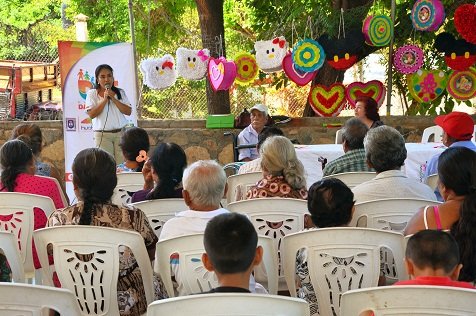 Beneficia DIF Huatulco a más de 20 abuelitos de Arroyo Xúchitl