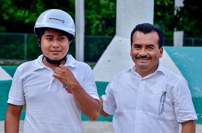 Administración de Darío Pacheco, primera en entregar cascos para seguridad de los motociclistas