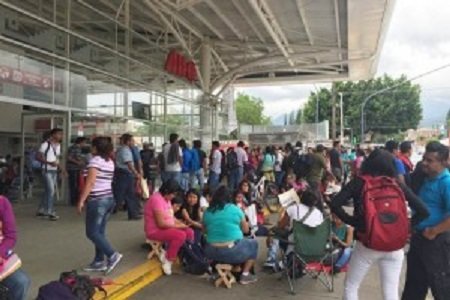 Maestros se concentran en la terminal del ADO