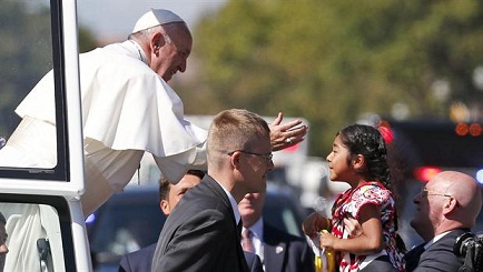 Qué le entregó a Francisco la nena hispana que hizo frenar el papamóvil
