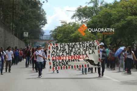 Marchan normalistas para recordar el 2 de octubre en Tlatelolco