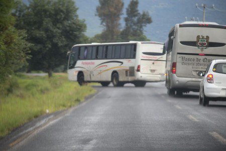 Retienen normalistas de Tiripetío 5 autobuses y 1 camión